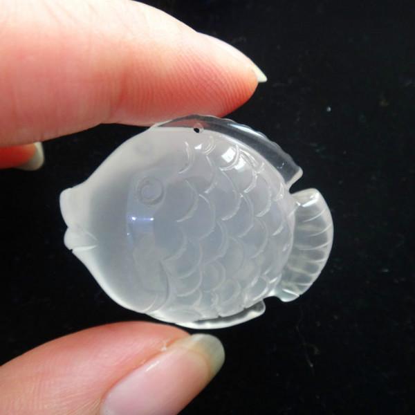 供應(yīng)美麗可愛小魚兔毛晶乳白晶雕件吊墜兔毛晶批發(fā)