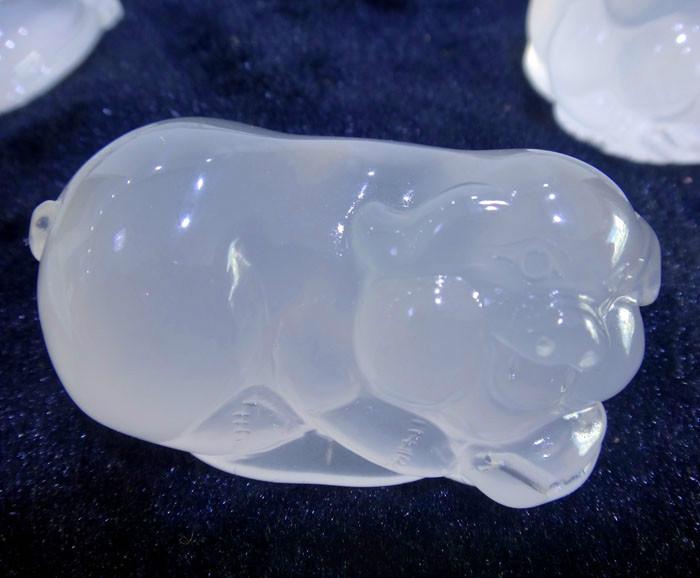 供應(yīng)可愛小豬雕件天然乳白晶吊墜把玩件