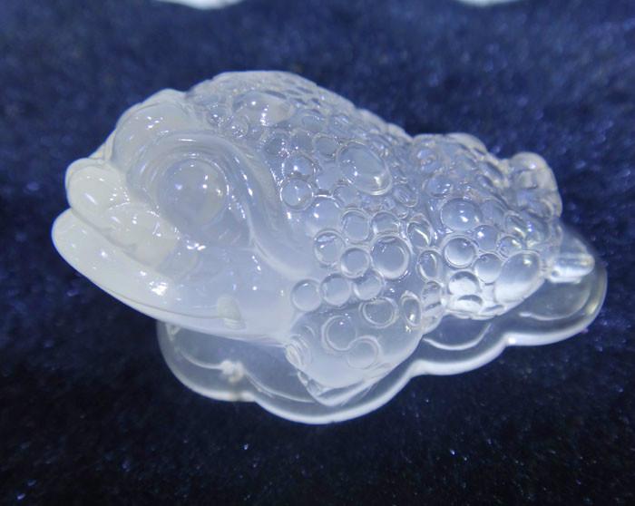 供應(yīng)天然兔毛晶吊墜金蟾乳白晶雕件把件