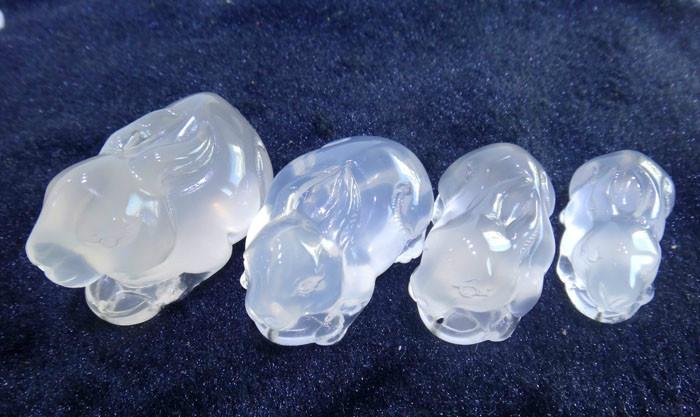 供應(yīng)小兔把件天然兔毛晶雕件乳白晶掛件