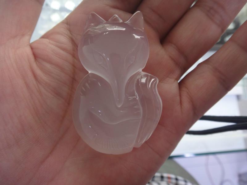 供應(yīng)天然乳白晶吊墜天然*雕件乳白晶