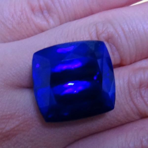 供應(yīng)濃艷藍紫色枕形坦桑石裸石戒面吊墜