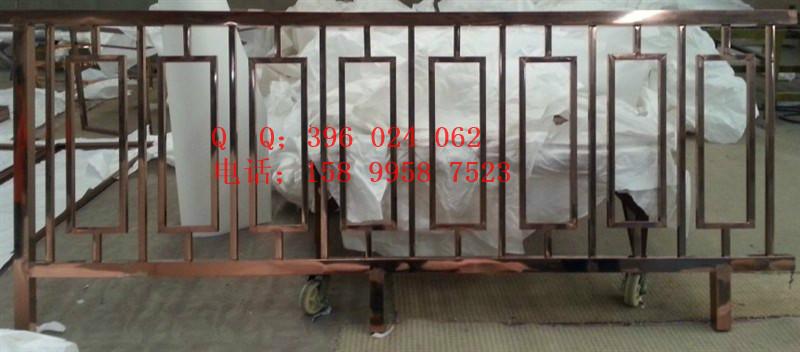 供應(yīng)專業(yè)加工金色花格不銹鋼屏風(fēng)