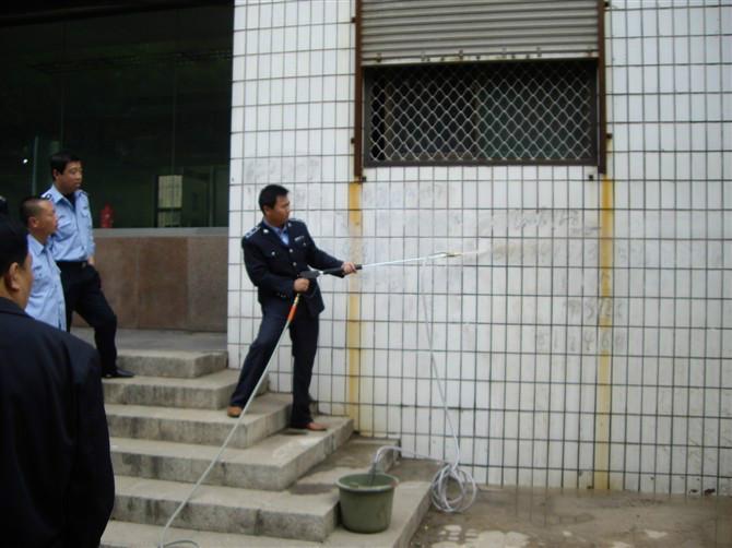 供應(yīng)超級(jí)高壓水小廣告清洗機(jī)