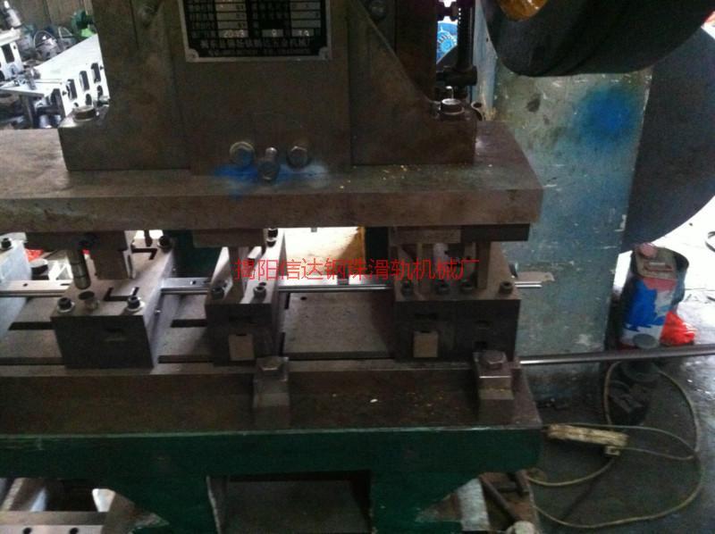 供應(yīng)揭陽(yáng)一條兩折一次性沖孔翻耳模具廠