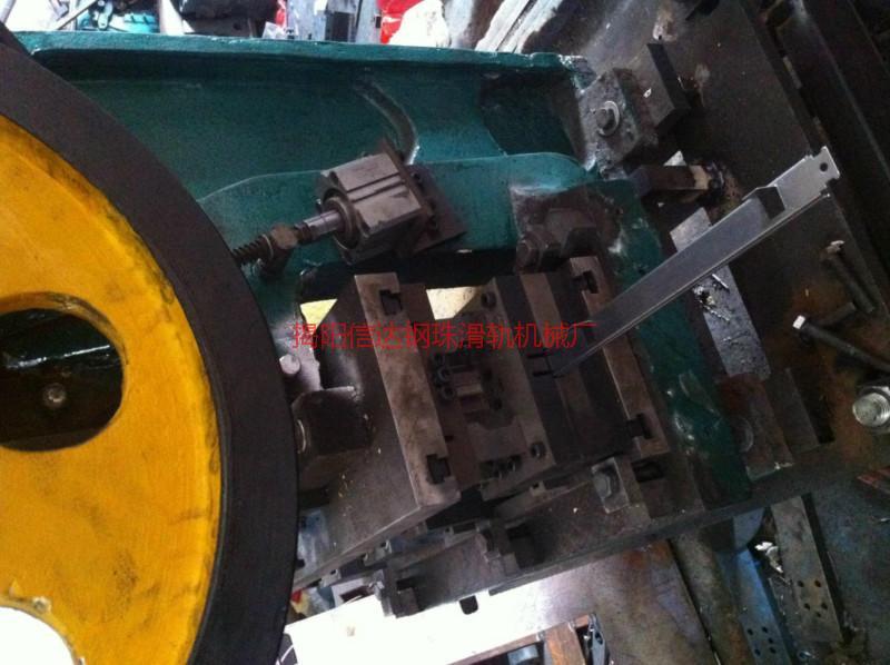 供應(yīng)揭陽(yáng)一條兩折一次性沖孔翻耳模具廠