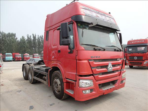 供應(yīng)出售二手豪沃雙驅(qū)二手半掛車