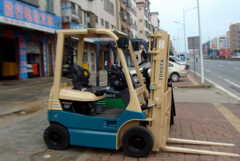 供應(yīng)三支點豐田電動叉車