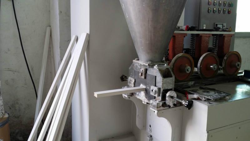 地腳線涂漿膠圖片