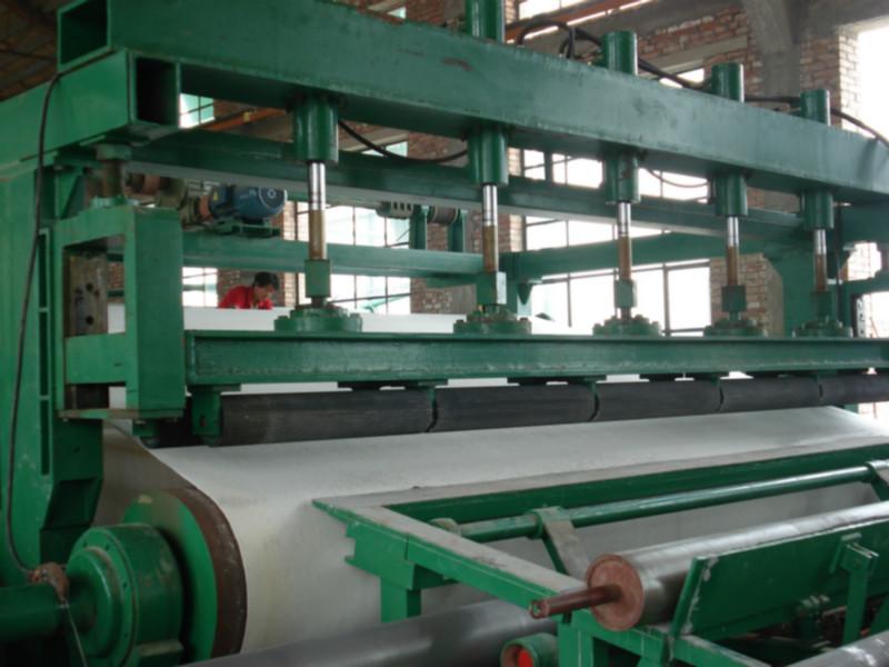 供應專業(yè)安裝維綸電纜管水泥電纜管設備