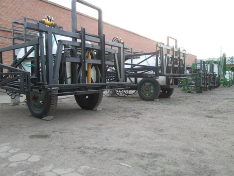 玉米牽引式打藥機圖片