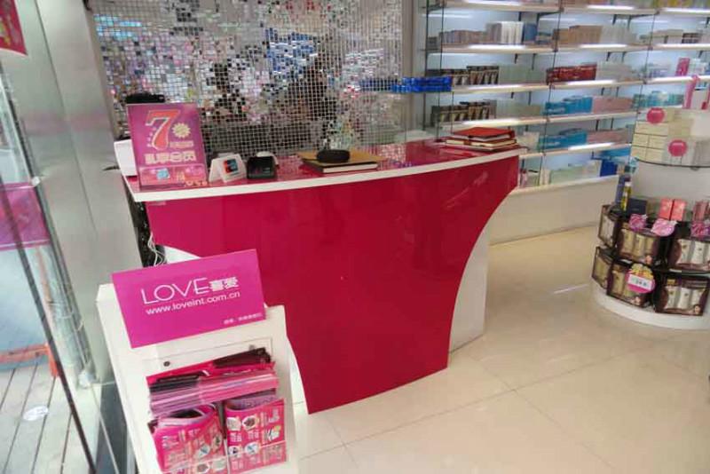 供應(yīng)青島在哪能找到專業(yè)做化妝品展柜的 青島化妝品展柜制作