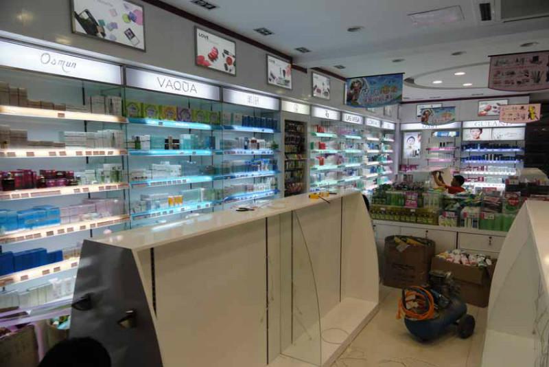 供應(yīng)青島在哪能找到專業(yè)做化妝品展柜的 青島化妝品展柜制作