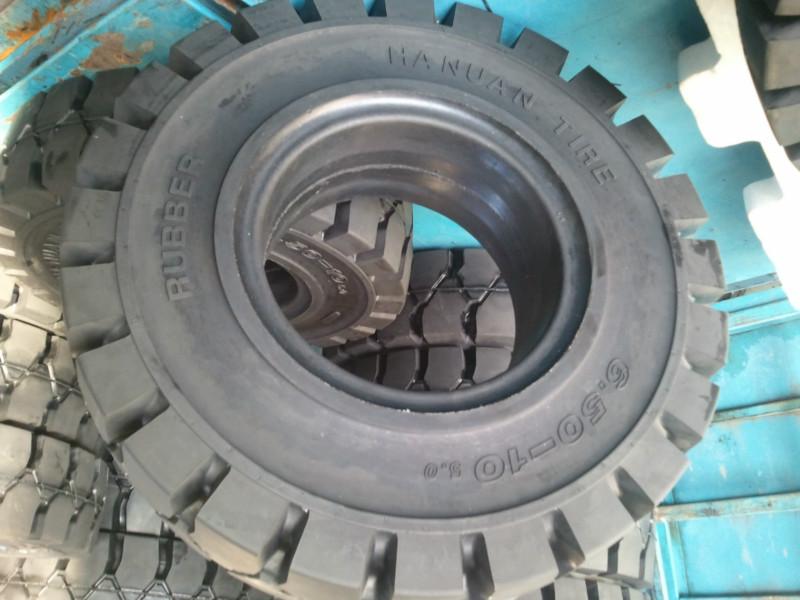 供應(yīng)3噸叉車實(shí)心輪胎650-10