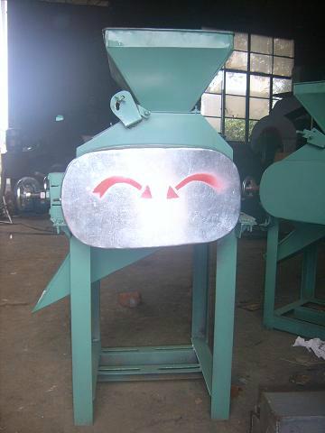 供應(yīng)臨沂金富民擠扁機，多功能豆類壓扁機，麥子軋扁機，雜糧擠扁機